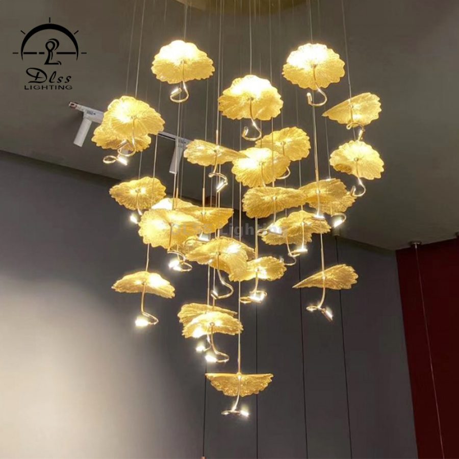 Candelabru spiralat cu frunze argintii, tavan înalt