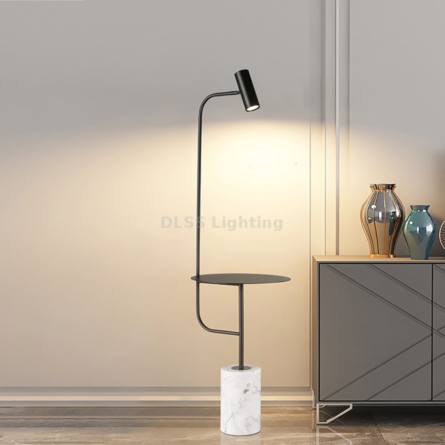 Lampadar negru-auriu, design decorativ